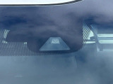 【ホンダセンシング】走行中に前方の車両等を認識し、衝突しそうな時は警報とブレーキで衝突回避と被害軽減をアシスト。より安全にドライブをお楽しみいただけます。