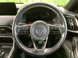 インテリアに合わせたデザインのステアリングは、運転される方のことも考え、運転しやすい形状、大きさです。是非一度、実際に触ってお確かめください。