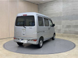 後部座席とリヤはプライバシーガラスになっています。座っている人や置いてある荷物が見えにくくなっているのでプライバシーの確保が出来ます。