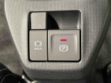 指先だけで簡単に操作が可能な電動パーキングブレーキを採用。「HOLD」スイッチを押すと、渋滞や信号待ちなどでブレーキペダルから足を離しても、ブレーキを保持するので安心です