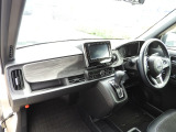 ★助手席周辺★ ダッシュボードには豊富な収納BOXがありいつもすっきりとした車内!ほしい場所にちょうど良い収納を備えています。大きなフロントガラスによって見晴らしも良く快適な座り心地となっております!