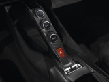 6.5L V12自然吸気エンジンは800cvを発生。350barの高圧ダイレクトインジェクションシステムや、F1マシン由来の可変吸気ジオメトリーなど先進のレーシングテクノロジーが注ぎ込まれています。