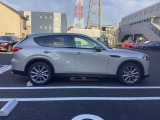 CX-60のサイドビューは、FR(後輪駆動)ベースの骨格を活かしたロングノーズ・ショートデッキが特徴です。