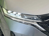 【LEDヘッドライト】悪天候や夜間走行時も良好な視界を確保し安心して運転できる高輝度LEDヘッドライトを装備!点灯速度が早く、消費電力も抑えられています。