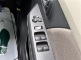 【電動格納ミラー】運転席のスイッチで、ドアミラーの開閉や角度の調整ができます。