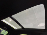 【サンルーフ】開放感たっぷりの希少装備、サンルーフが装着されています!車内に明かりを取り入れたり景色を楽しむ以外にも、車内の空気も簡単に換気できて快適です!