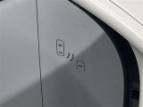 ブラインドスポットモニター(BSM)を装備しています。隣を走る車両が死角に入るとミラー内LEDインジケーターが点灯。さらに、ウィンカーを出すとインジケーターが光って点滅して注意を促してくれます。