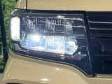 【LEDヘッドライト】悪天候や夜間走行時も良好な視界を確保し安心して運転できる高輝度LEDヘッドライトを装備!点灯速度が早く、消費電力も抑えられています。