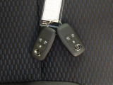 電子キーをポケットやカバンに入れているだけで、ドアの開錠・施錠が行えます。荷物を抱えていてもラクラク開閉です。エンジン始動も行えます。