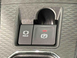 指先だけで簡単に操作が可能な電動パーキングブレーキを採用。「HOLD」スイッチを押すと、渋滞や信号待ちなどでブレーキペダルから足を離しても、ブレーキを保持するので安心です