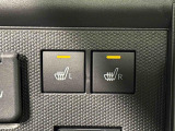 寒い日のドライブを快適にする運転席&助手席シートヒーターが付いてます。その隣にはアクセサリーソケット(12V/120W)も装備されています。