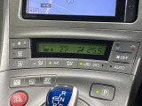 【オートエアコン】一度お好みの温度に設定すれば、車内の温度を検知し風量や温度を自動で調整。暑い&hellip;寒い&hellip;と何度もスイッチ操作をする必要はありません。快適な車内空間には必須の機能ですね♪