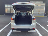 全てのリアシートを倒した状態です。車内泊も可能な広々としたスペースを作り出せます。