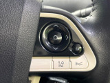 【車線逸脱警報】道路上の白(黄)線を認識し、意図せず走行中の車線からはみ出しそうになった時、メーター内の警告灯とブザーで注意喚起してくれる安心・安全機能です♪