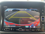 【バックモニター】後方の障害物や歩行者を確認できるバックモニター。狭い駐車場や混雑した場所でも安心して車を操作できます。
