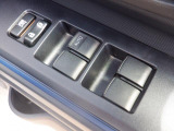 パワーウィンドウは運転席のスイッチのみオート機能も装備されております。ウィンドウロックも装備されているので、お子様と一緒の時も安心ですね。
