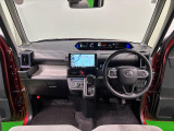 360&deg;UV&IRカット機能ガラス採用。見易い計器類と運転し易いレイアウトのドライビングポジションは、極細Aピラーの採用で視角も少なく前方&左右の見切りが良く安心して運転できます。