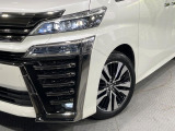 【三眼LEDヘッドライト】スタイリッシュな見た目の三眼LEDヘッドライトを装備♪スタイルだけでなく、夜間の走行も視界良好で安心してお乗りいただけます。
