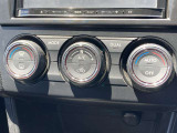 【オートエアコン】一度お好みの温度に設定すれば、車内の温度を検知し風量や温度を自動で調整。暑い&hellip;寒い&hellip;と何度もスイッチ操作をする必要はありません。快適な車内空間には必須の機能ですね♪