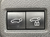 【パワーバックドア】スマートキーや運転席のボタンを押すだけでリアゲートが自動で開閉します!荷物を持っている時や、高い位置にあるバックドアを閉める際に便利な機能です♪