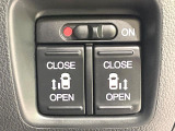 【両側パワースライドドア】スマートキーや運転席のスイッチで後席両側スライドドアの開閉が可能♪電動だから力を入れてドアを開ける必要が無く、小さなお子様でも簡単に開け閉めでき快適です♪