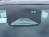 【ホンダセンシング】走行中に前方の車両等を認識し、衝突しそうな時は警報とブレーキで衝突回避と被害軽減をアシスト。より安全にドライブをお楽しみいただけます。