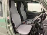 【フロントシート】さまざまな体格の方が快適に運転ができるよう配慮したシートになっております。