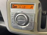 【オートエアコン】一度お好みの温度に設定すれば、車内の温度を検知し風量や温度を自動で調整。暑い&hellip;寒い&hellip;と何度もスイッチ操作をする必要はありません。快適な車内空間には必須の機能ですね♪