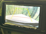 【バックカメラ】駐車時に後方がリアルタイム映像で確認できます。大型商業施設や立体駐車場での駐車時や、夜間のバック時に大活躍!運転スキルに関わらず、今や必須となった装備のひとつです!