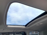 【サンルーフ】ボタンひとつで開閉可能!開放感たっぷりのサンルーフが装着されています!車内に明かりを取り入れたり景色を楽しむ以外にも、よどみがちな車内の空気も簡単に換気できて快適です!