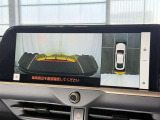 【バックガイドモニター】車両後方の映像をナビ画面に表示し、駐車などの後退操作をサポートします。