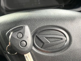 【キーレス】少し離れた場所からでもボタン一つでドアの開錠・施錠ができるのでとっても便利!ドアの鍵穴周りに傷をつけることもありません♪