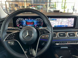 ステアリングボタンは、使いやすいデザインでございます。ステアリング付近のレバーや、ステアリングボタンで追従機能の操作も可能でございます。