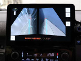 パノラミックビューモニター付きです。車両を上から見たような映像をディスプレイオーディオ画面に表示。運転席からの目視だけでは見にくい、車両周辺の状況をリアルタイムでしっかり確認できます。