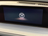【8.8インチマツダコネクト】車内の雰囲気にマッチした大型のディスプレイ。スマホ接続でのナビ使用やBluetooth再生等、様々な機能が楽しめます。直感的なダイヤル操作が可能で、使い勝手も良好です。