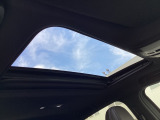 メーカーオプションのチルトアップ機構付き電動サンルーフ!