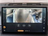 360&deg;サラウンドカメラ】全周囲のカメラを繋ぎ合わせ上からのアングルを画面上に映し出します。見やすい為バックも安全に運転できます。