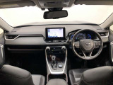 シンプルながら機能性あふれる運転席廻りです。視界性もよく、運転しやすいですよ。