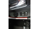 運転席オート機構付ワンタッチ式パワーウィンドウが付いています。(挟み込み防止機能付)