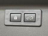 【パワーバックドア】スマートキーや運転席のボタンを押すだけでリアゲートが自動で開閉します!荷物を持っている時や、高い位置にあるバックドアを閉める際に便利な機能です♪