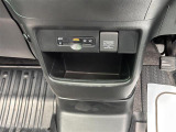 【ETC】有料道路を利用する際に料金所で停止することなく通過できる、ETC車載器(ノンストップ自動料金収受システム機器)が装備されています。セットアップを行うことで利用可能になります。