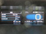 ディスプレイには、平均燃費、外気温、航続可能距離などの情報が表示されます。