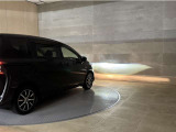 LEDヘッドランプです。十分な明るさを保ちつつも消費電力が少なく、バルブ寿命も長いのが特徴です。瞬時にMAXの光量を発揮するのもLEDならではです。☆フォグランプも装備☆