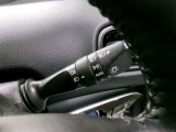 車外の明るさに応じて、自動的にライトの点灯・消灯を行います。