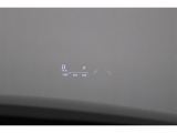 ヘッドアップディスプレイ(HUD)です。運転に必要な情報をフロントガラスの視野内に投影することで視線を外さず確認できます。視線移動や焦点調節が少なくて済むので安全性の向上に貢献します。