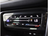 3ゾーンオートエアコン、シートヒーター付きです!運転席側と助手席でそれぞれの温度調節が可能です!