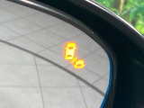 【ブラインドスポットインフォメーション】走行中、ドアミラーの死角になりやすい箇所に後続車が接近するとサイドミラー付近に警告を表示、ドライバーに注意喚起をしてくれます。