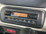 【オートエアコン】一度お好みの温度に設定すれば、車内の温度を検知し風量や温度を自動で調整。暑い&hellip;寒い&hellip;と何度もスイッチ操作をする必要はありません。快適な車内空間には必須の機能ですね♪