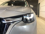 CX-60のヘッドライトはL字型のシグネチャーLEDランプと薄型のメインライトが特徴的な、シャープで重厚感のあるデザインです。