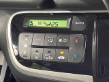 【オートエアコン】一度お好みの温度に設定すれば、車内の温度を検知し風量や温度を自動で調整。暑い&hellip;寒い&hellip;と何度もスイッチ操作をする必要はありません。快適な車内空間には必須の機能ですね♪